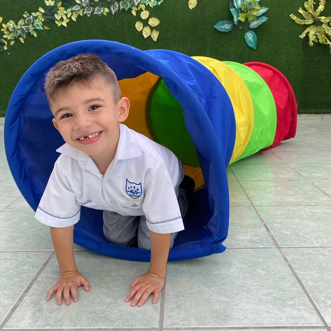 Kinder — Niño en gusano de colores